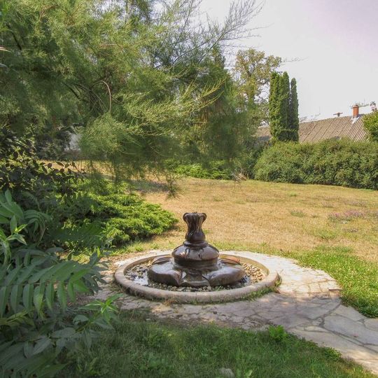 Kašna v Dolní Dlouhé Loučce ve středu obce