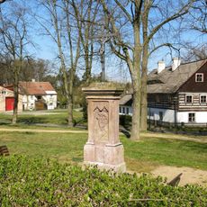 Kříž na návsi ve Starých Splavech