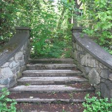 Trosky pomníku nejasného účelu v Údolní ulici ve Vejprtech