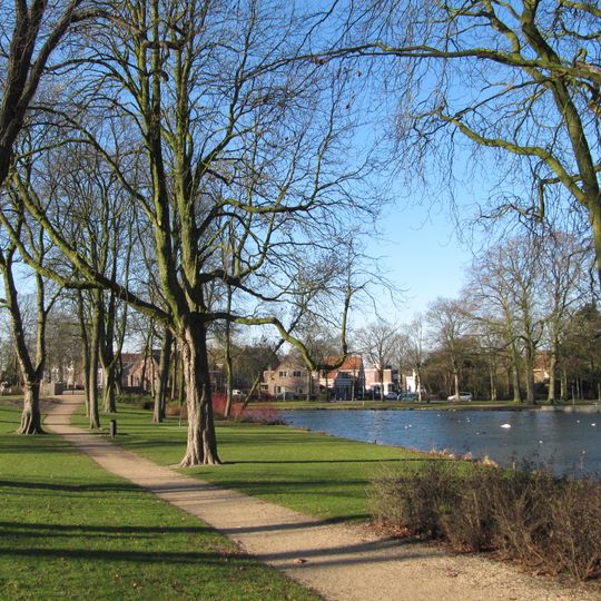 Tot plantsoen getransformeerde wal langs de Grote Gracht