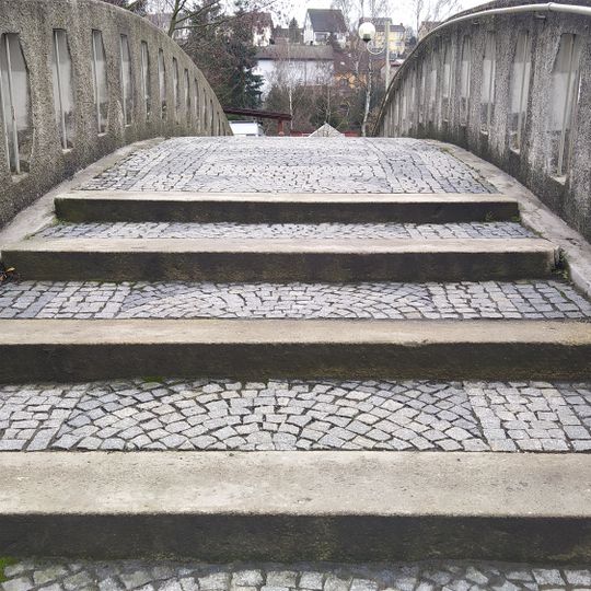 Dvojice železobetonových lávek přes Mži v Tachově