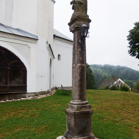 Mariánský sloup ses sochou piety před kostelem sv. Michaela v Branné