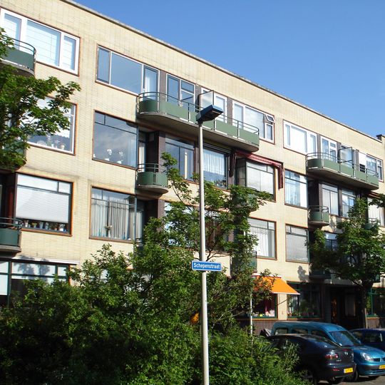 Woonblok met 48 portiek-etagewoningen en maisonettes in Nieuw Zakelijke stijl