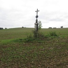 Kříž na poli mezi Tlumačovem a Mrákovem