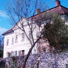 Kaštieľ so záhradou, kaštieľ