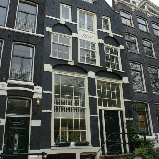 Pand met gevel van het 'type met grote blokken' onder armelijke ingezwenkte hals