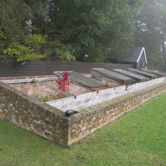 Hoeve met dwars woongedeelte onder hoog schilddak, waarachter deel