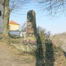 Pomník Wenzela Hocke před poutním areálem v Horní Polici