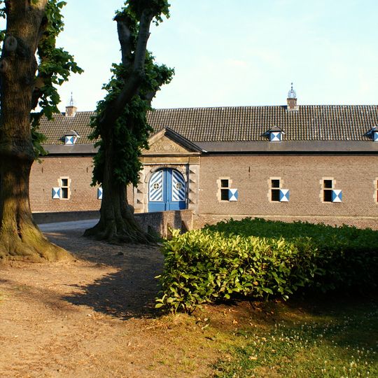 Kasteel Hillenraad: bijgebouwen