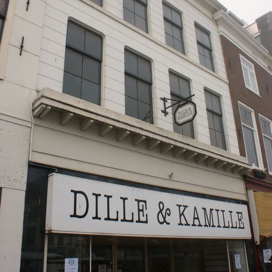 Pand met gepleisterde lijstgevel