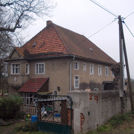 Sachgesamtheit Rittergut Gersdorf, mit folgenden Einzeldenkmalen: Herrenhaus , Gutsverwalterhaus , Wirtschaftsgebäude , Torwächterhaus und Einfriedungsmauer , dem Gutspark (