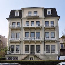 Villa und Nebengebäude