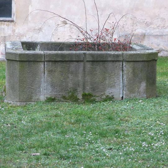 Kašna na nádvoří zámku v Žitenicích