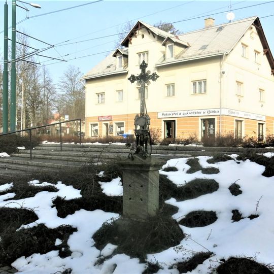 Kříž před kostelem ve Vratislavicích nad Nisou