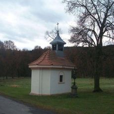 Kříž u kaple v Čichořicích