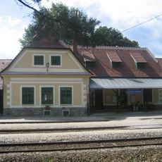 Station building and loading platform of the Dürnstein-Oberloiben railway station
