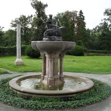 Kašna v předzámčí ve Žlebech