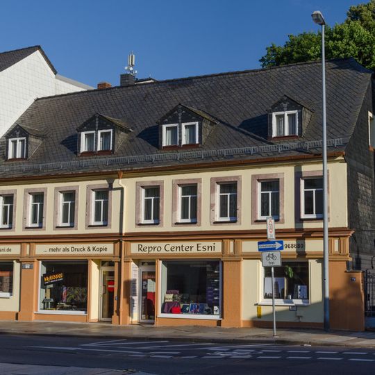 Wohnhaus in halboffener Bebauung Rochlitzer Straße 75