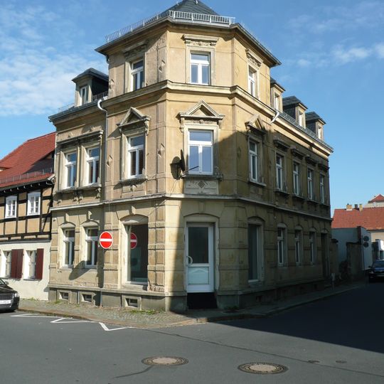 Mietshaus in halboffener Bebauung und in Ecklage August-Bebel-Straße 14