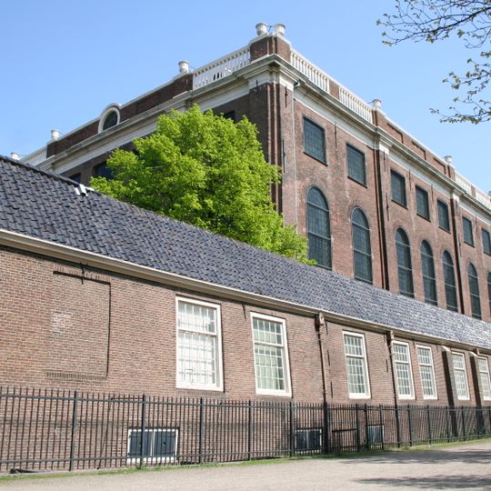 Lage dienstwoning behoort bij het complex van de Portugese Synagoge