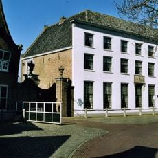 Huis te Heenvliet: muur met toegangspoort