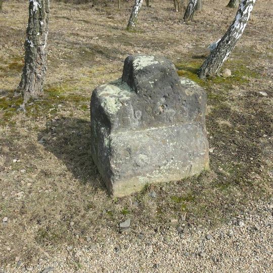 Odpočivný kámen na rozcestí v skanzenu Stará Ves v Chomutově