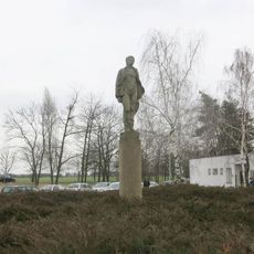 Socha Letecký učeň u střední školy vedle Aera Vodochody