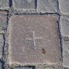Die Grenzsteine liegen in der Straßenmitte