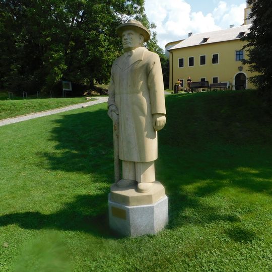 Socha hraběte Jaroslava Šternberga před hradem v Malenovicích
