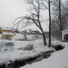 Mostek s kapličkou a sochou svatého Jana Nepomuckého