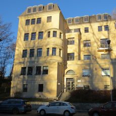 Mietshaus in offener Bebauung mit Vorgarten und Einfriedung Schloßteichstraße 11