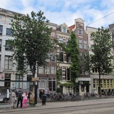 Huis, vanwege het zandstenen festoen en dito jaartallint in de topgevel