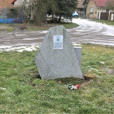 Pomník bitvy, která se nekonala, na návsi v Mečíři