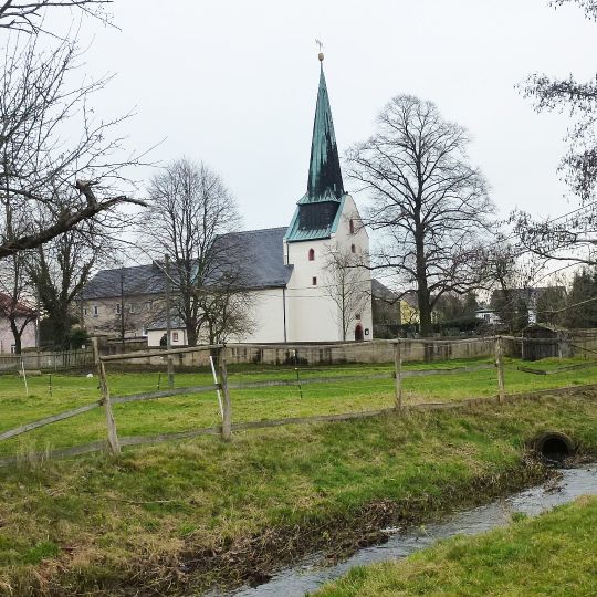 Kirche , Kirchhof mit Einfriedung und Kriegerdenkmal für die Gefallenen des 1. Weltkrieges Kleinbardauer Kirchstraße -