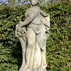 Socha bohyně Gaia v zahradě zámku v Lysé nad Labem