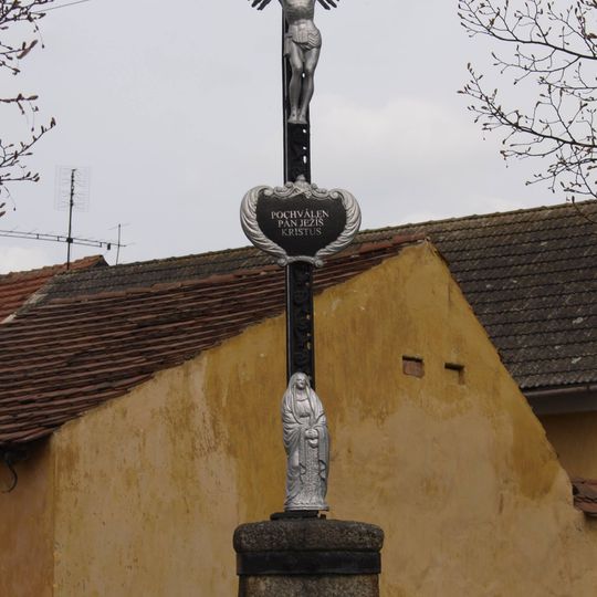 Kříž na návsi v Únějovicích