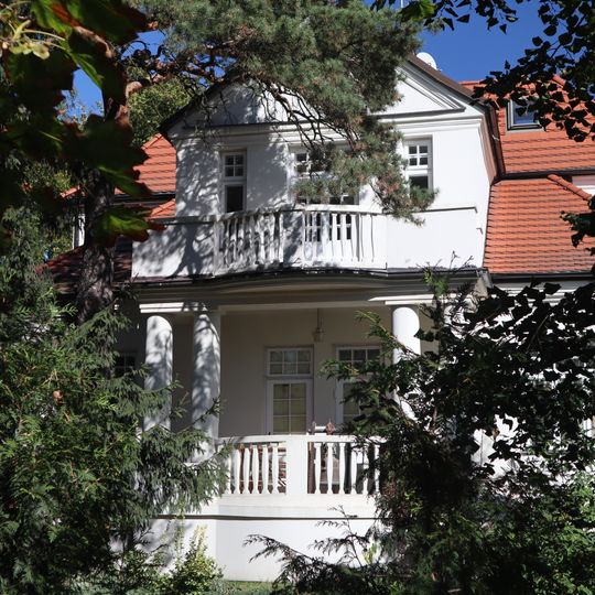 Willa przy ulicy Laurowej 27