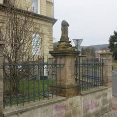 Socha světce na rohu ulic Žižkova a Vinařická v Jirkově