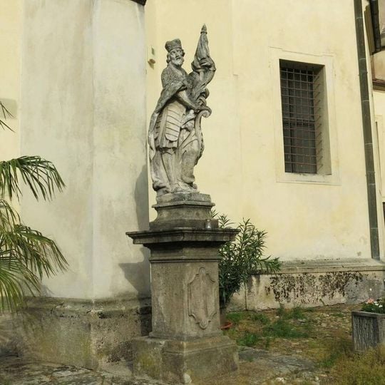 Socha svatého Václava vpravo za kostelem svatého Jiljí v Třeboni