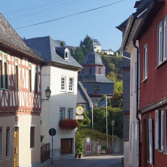 Kirchturm und Stadtmauer