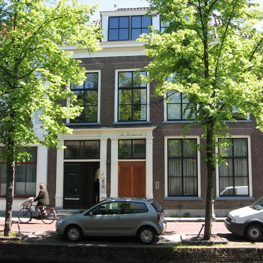 Pand met brede lijstgevel ter breedte van vier vensterassen