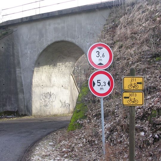 Železniční most přes silnici III/26325 u nádraží Chřibská