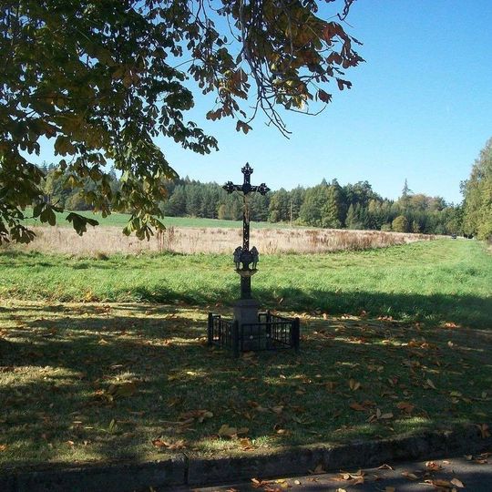 Kříž u Dolcí u silnice vedoucí do Újezdu