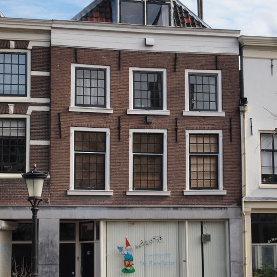 Pand met lijstgevel, onder een dak met het buurpand nummer 12