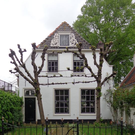 Pand met gepleisterde afgeknotte gevel, rechte lijst