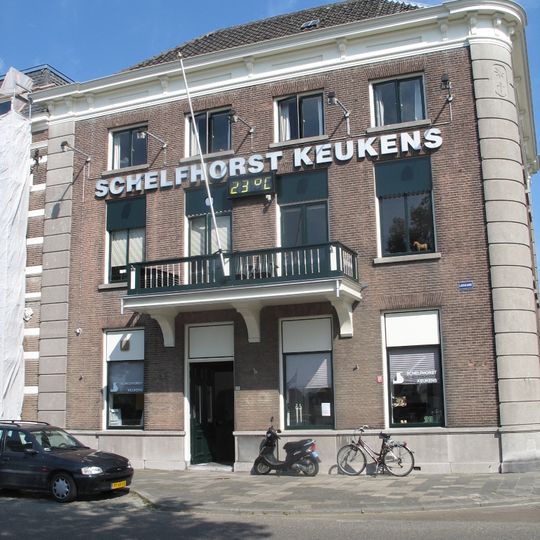 Fors herenhuis op hoek loskade en nieuwe Poortstraat