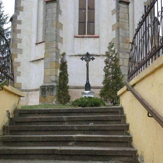 Kříž u kostela v Račiněvsi