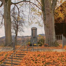 Pomník padlým v Janoušově naproti obecnímu úřadu