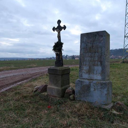 Kříž u polní cesty z Třenice do Drozdova