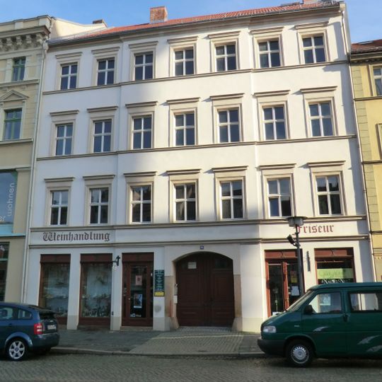 Wohnhaus mit Laden in geschlossener Bebauung und drei Hintergebäude Obermarkt 8